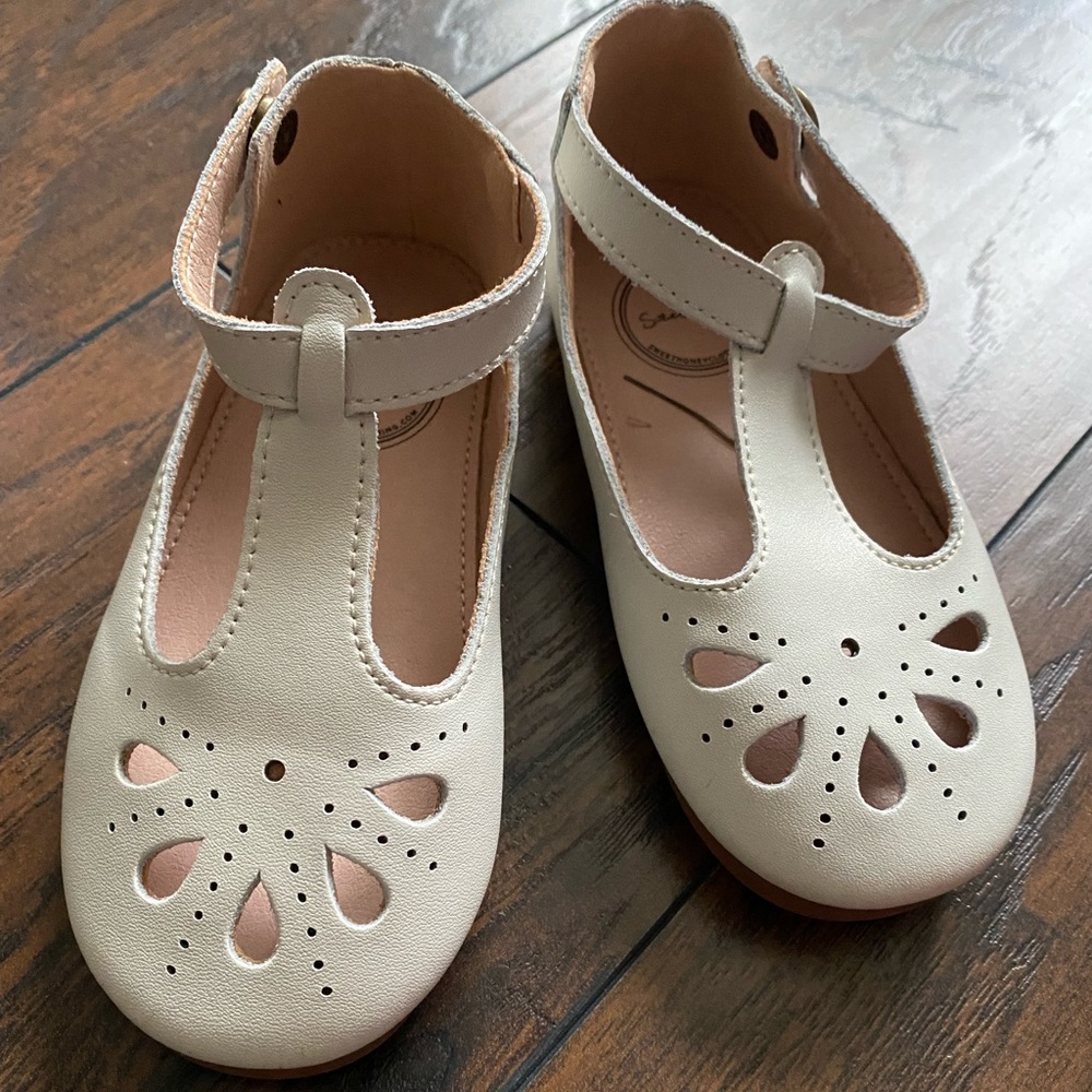 Sweethoney Snap T Strap in Ivory, size 7 (NWOT)